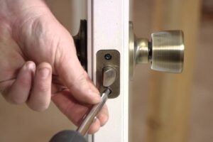 Cómo arreglar una puerta que no cierra: guía paso a paso