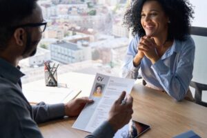 Cómo crear un currículum profesional que aumente tus oportunidades de conseguir empleo