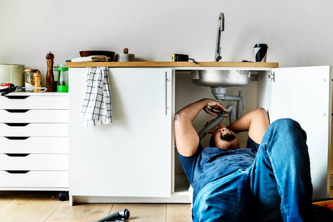 Cómo destapar un fregadero de cocina